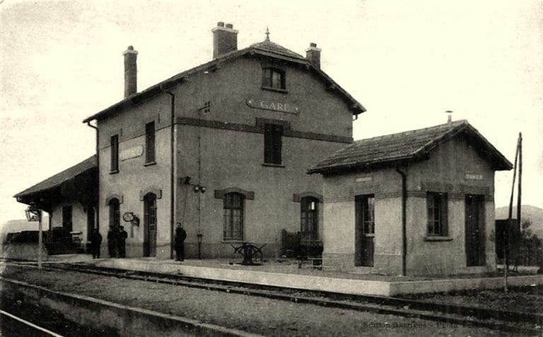 L ancienne gare de Nefiach ou vivent les Shiba Inu